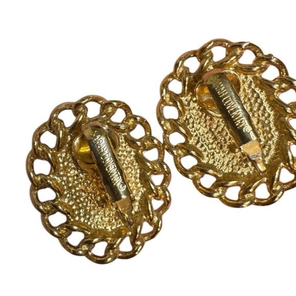 Sarah Coventry Gold Toned Oval Ornate Clip On Earrings - Picture 5 of 7